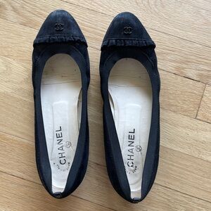 Chanel ballet flats, black with ruffle detail. Size 40.